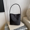 Borsa tote minimalista in nylon nero con ricamo Hope and future in un set di design - Nero