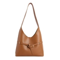 Bolso tote clásico de cuero marrón con hebilla decorativa y correa ancha sobre fondo blanco - Marrón