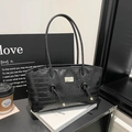 Sac sous le bras minimaliste noir effet crocodile avec logo argenté pour femme en décor - Style 1 (Motif Crocodile) / Motif Crocodile Noir