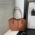 Bolso tote vintage de cuero marrón con textura granulada y gran capacidad de carga - Marrón
