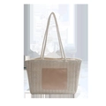 Beige geflochtene Strohtasche mit glattem Aufnäher und langen Schulterriemen - Weiß