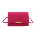 Piccola borsa a tracolla magenta con trama a coccodrillo e decorazioni dorate - Rosa Rosso