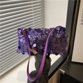 Funkelnde violette Pailletten-Handtasche mit Schulterriemen und modernem Design - Lila