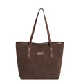 Bolso tote grande de ante marrón oscuro con asas de cuero y detalles de remaches - Marrón