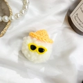 Süßer weißer Pompon Handy-Halter mit gelbem Strohhut und Sonnenbrille auf weißem Stoff - Gelb