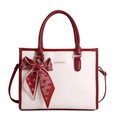 Borsa a mano in pelle goffrata rossa e bianca con un foulard di seta decorativo sul manico - Rosso