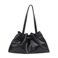 Minimalistische schwarze Shopper Tasche aus glänzendem Kunstleder mit Kordelzug und viel Platz - Schwarz