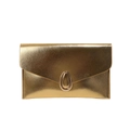 Pochette a busta dorata con trama saffiano e fibbia in metallo ovale su sfondo bianco - Oro
