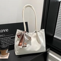 Minimalistische weiße Shopper-Tasche aus PU-Leder mit elegantem bedrucktem Seidenschal - Weiß