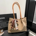 Minimalistische khakifarbene Tragetasche mit Lederstruktur und bedrucktem Schal - Khaki