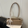Borsa baguette kaki minimalista con elegante fiocco in pizzo bianco sul manico sottile - Cachi