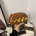Elegante borsa a tracolla in pelle marrone con decorazione a onda dorata e catena sottile - Marrone