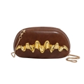 Bolso bandolera ovalado de cuero marrón con hebilla de metal dorado y cadena fina - Marrón