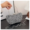Luxuriöse Strass-Clutch mit schwarz-weißen Diagonalmustern und Metallring-Griff - Schwarz