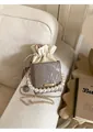 Dettaglio mini borsa taupe con pelle a texture verticale e grande manico di perle - Bianco
