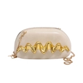 Elegante bolso de noche beige de media luna con detalle de ondas doradas y cadena - Blanco Roto