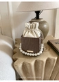 Détail du sac seau rétro bicolore avec poignée en perles élégante et fermeture à cordon - Marron