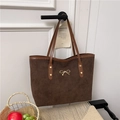 Borsa tote minimalista in camoscio testa di moro con fiocco dorato su porta bianca - Marrone