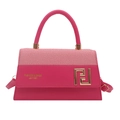 Rosafarbene Lederhandtasche mit goldener Schnalle und Umhängeriemen auf weißem Hintergrund - Rosa