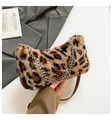 Detail der Crossbody-Tasche mit Leopardenmuster, Silberkette und weicher Kunstfell-Textur - Braun