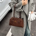 Braune Wildleder-Boston-Schultertasche mit langen Griffen und goldenem Logo am Model - Kaffee Ohne Anhänger