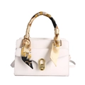 Borsa a mano bianca strutturata con elegante foulard di seta gialla e chiusura dorata - Bianco