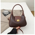 Détail d'un sac à main tressé marron foncé avec un fermoir rotatif doré chic - Marron