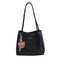 Zwarte suède shopper met gevlochten schouderband en schattige beer hanger - Met Ornament / Zwart