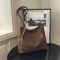 Vintage bruine grote shopper met gevlochten handvatten en gouden modieuze letters - Zonder hanger / Bruin