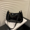 Bolso de hombro minimalista en charol negro con herrajes dorados para mujer - Negro