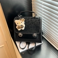 Zaino versatile in pelle nera con stampa leopardata, fibbie in metallo e ciondolo peluche - Nero con Pendente