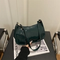 Borsa a spalla a mezzaluna in pelle verniciata verde scuro con cerniera dorata e stile moderno - Verde