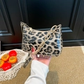 Borsa sottobraccio leopardata lucida con catena color crema e design a spalla vintage - Stampa Leopardata Cachi