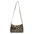 Borsa a spalla leopardata con catena in acrilico ambrato su sfondo bianco - Cachi