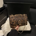 Sac bandoulière imprimé léopard avec chaîne dorée et boucle métallique en forme de U - Léopard Café