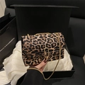 Sac bandoulière léopard avec chaîne dorée et fermoir ovale dans un coffret de luxe - Léopard Brun