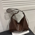 Bolso tote retro marrón oscuro en cuero brillante con correa ajustable de hebilla plata - Marrón