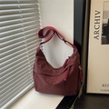Borsa a tracolla bordeaux a mezzaluna con stampa leopardata e tracolla regolabile - Rosso