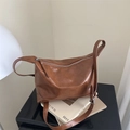 Retro Hobo-Tasche aus weichem Kunstleder in Karamellbraun mit verstellbarem Riemen - Braun