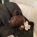 Sac bowling marron avec motifs embossés, breloque en peluche et bandoulière réglable - Café Avec Pendentif