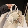 Mini sac à main blanc en cuir avec gaufrage dessin animé et pendentif ours en peluche - Blanc avec Pendentif