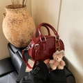 Mini sac polochon rétro en cuir verni rouge foncé avec motifs embossés et charm d'ours - Rouge avec Pendentif