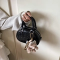 Mini sac à main en cuir verni noir avec motifs gaufrés et charmant petit ours en peluche - Noir avec Pendentif