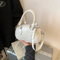 Sac bandoulière ovale blanc avec motifs graffiti en relief et finitions argentées - Blanc