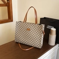 Borsa tote vintage con motivo geometrico e manici in pelle su legno scuro - Cachi