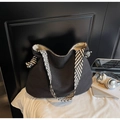 Dettaglio della borsa tote in velluto nero con texture a coste e tracolla a righe bianche - Nero