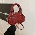 Mini sac Boston rouge foncé avec motifs de dessins animés en relief et boucle argentée - Rouge