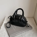 Sac à main noir en cuir verni brillant avec motifs gaufrés de cœurs et couronnes - Noir