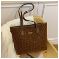 Detail der Wildleder-Tote-Bag mit Leopardenmuster, Goldschrift und Lederriemen - Braun