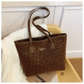 Detail der Totebag mit Leopardenmuster, Goldaufschrift und weicher Textur - Braun